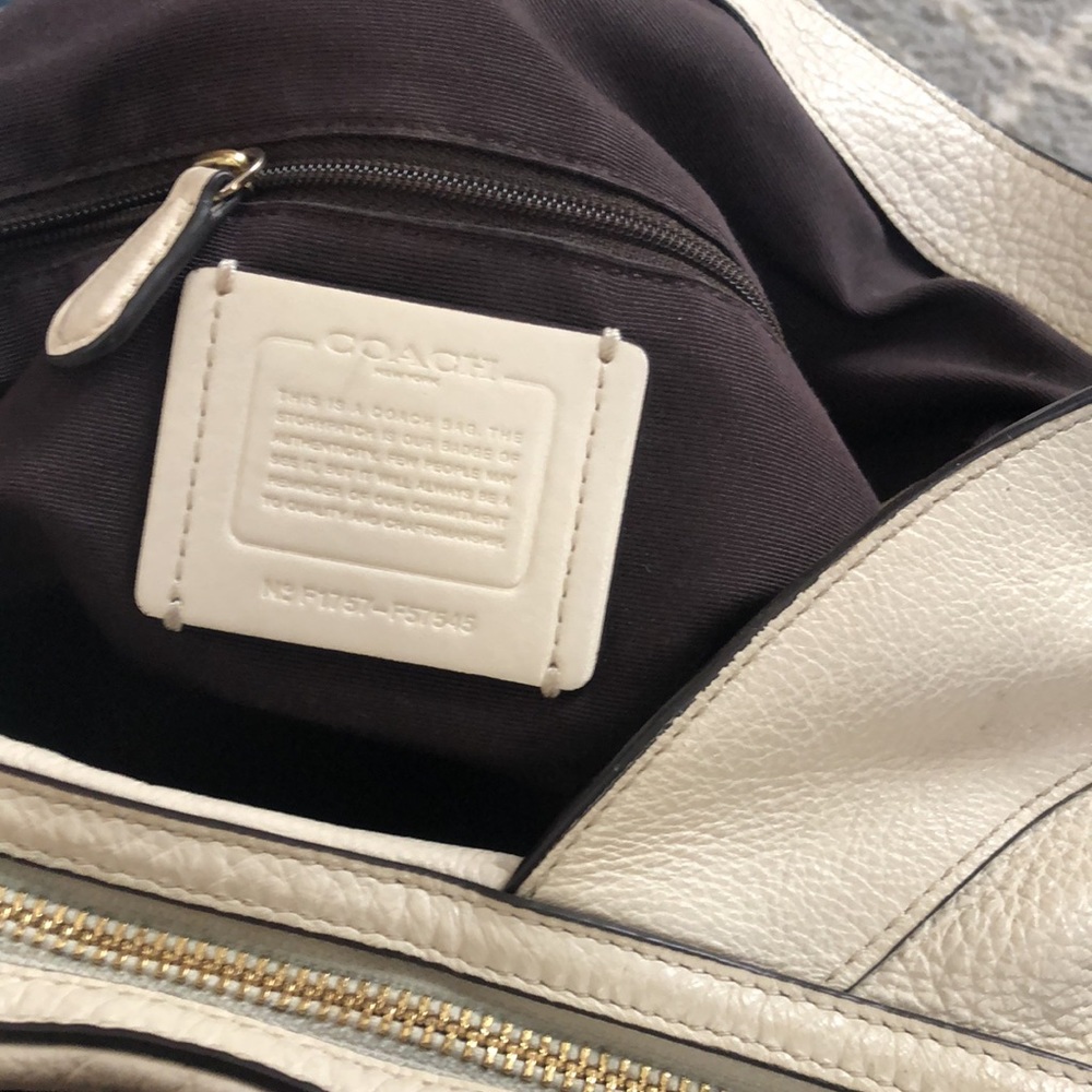 Cream colored coach purse. In great shape - Picture 2 of 2